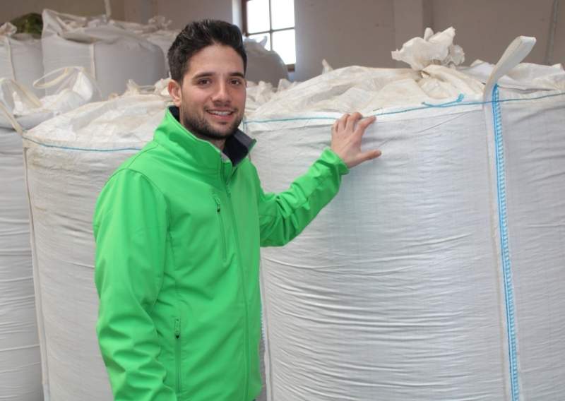 Johann Falter, Geschäftsführer der Falter Naturprodukte GmbH mit Falter Naturdünger steht im Biodünger-Lager vor mit Biodünger gefüllten Big Bags.