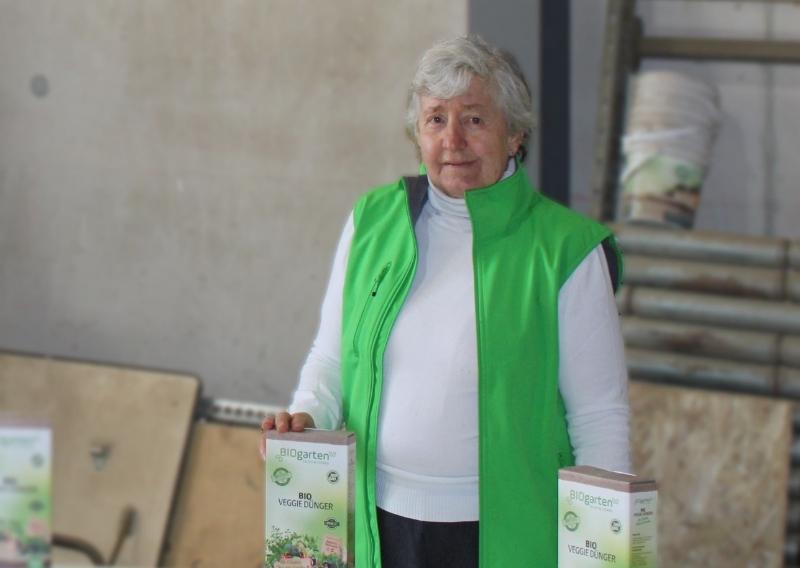 Oma von Johann Falter beim Abpacken von Bio Veggie-Dünger