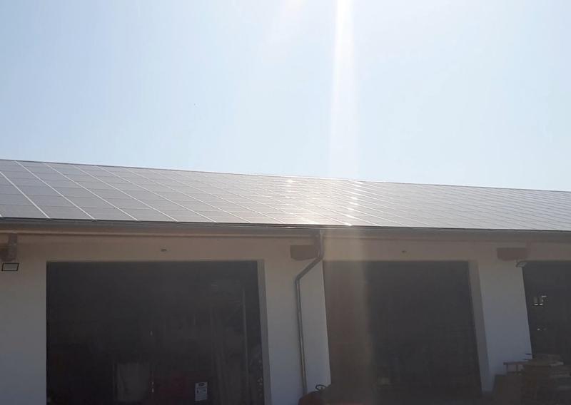 Dach mit flächendeckend installierter PV-Anlage. Die PV-Module sind das Dach.