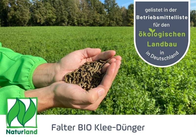 Falter BIO Klee-Dünger, im Vordergrund das Naturlandlogo, dahinter zwei Hände voll Falter BIO Kleedünger, im Hintergrund das Bio-Kleegrasfeld bei Pleiskirchen im Landkreis Altötting, Zusatzinfo: gelistet in der Betriebsmittelliste für den ökologischen Landbau in Deutschland