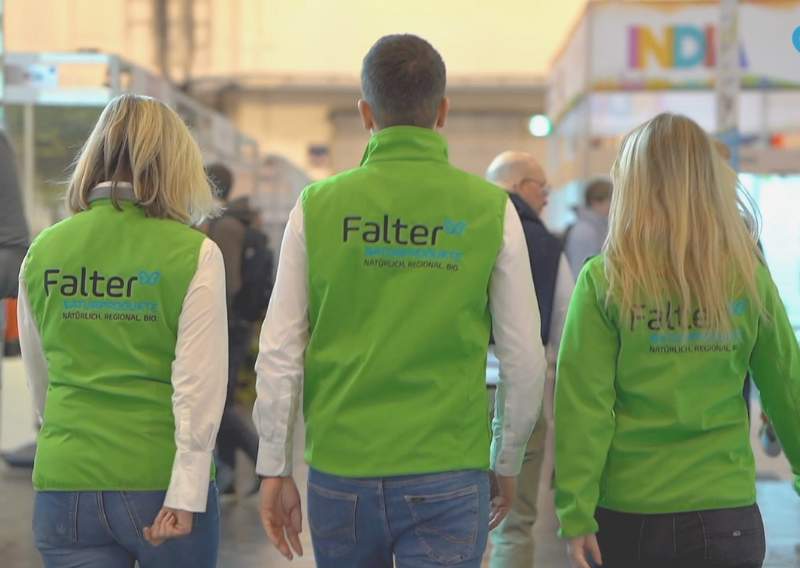 Falter Naturdünger, Johann Falter, Theresia Falter und Sandra Hager in ihren grünen Jacken bzw. Westen mit Falter-Logo von hinten